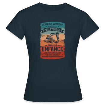 Certains Jouaient Avec Des Pelleteuses Dans Leur - T-shirt Femme - marine - Devant - AI Model Female 172 dark (172cm)