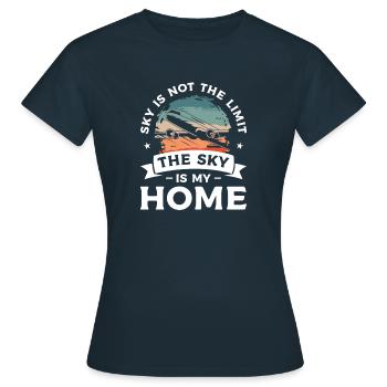 Der Himmel ist nicht die Grenze Der Himmel ist mein Heimflieger - Frauen T-Shirt - Navy - Vorne - AI Model Female 172 dark (172cm)