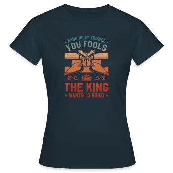 Donnez-moi ma truelle, vous les imbéciles que le roi veut - T-shirt Femme - marine - Devant - AI Model Female 172 dark (172cm)