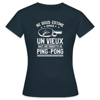 Un Vieux Avec Une Raquette De Ping-Pong Pongiste - T-shirt Femme - marine - Devant - AI Model Female 172 dark (172cm)