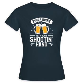 Ne buvez jamais avec votre amateur d’armes de poing Shootin' - T-shirt Femme - marine - Devant - AI Model Female 172 dark (172cm)
