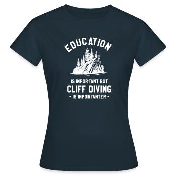 L’éducation est importante, mais la plongée en falaise l’est - T-shirt Femme - marine - Devant - AI Model Female 172 dark (172cm)