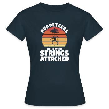 Puppenspieler machen es mit an Schnüren befestigtem Puppenspiel - Frauen T-Shirt - Navy - Vorne - AI Model Female 172 dark (172cm)