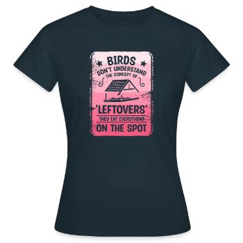 Vögel verstehen das Konzept der "Reste" nicht - Frauen T-Shirt - Navy - Vorne - AI Model Female 172 dark (172cm)