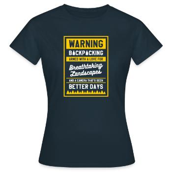 Warnung Backpacking bewaffnet mit einer Liebe zu - Frauen T-Shirt - Navy - Vorne - AI Model Female 172 dark (172cm)