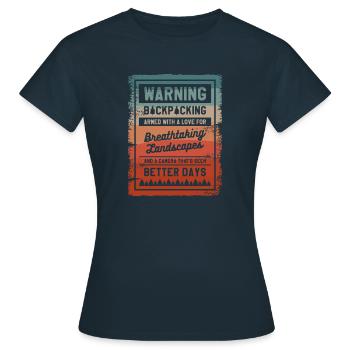 Warnung Backpacking bewaffnet mit einer Liebe zu - Frauen T-Shirt - Navy - Vorne - AI Model Female 172 dark (172cm)