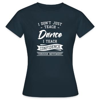 Je n’enseigne pas seulement la danse, j’enseigne la confiance en soi - T-shirt Femme - marine - Devant - AI Model Female 172 dark (172cm)