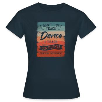 Je n’enseigne pas seulement la danse, j’enseigne la confiance en soi - T-shirt Femme - marine - Devant - AI Model Female 172 dark (172cm)