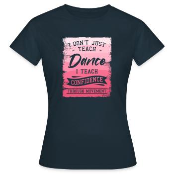 Je n’enseigne pas seulement la danse, j’enseigne la confiance en soi - T-shirt Femme - marine - Devant - AI Model Female 172 dark (172cm)