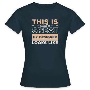 Voici à quoi ressemble un grand utilisateur UX Designer - T-shirt Femme - marine - Devant - AI Model Female 172 dark (172cm)