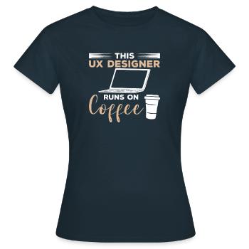Ce concepteur UX fonctionne sur l’expérience utilisateur du café - T-shirt Femme - marine - Devant - AI Model Female 172 dark (172cm)