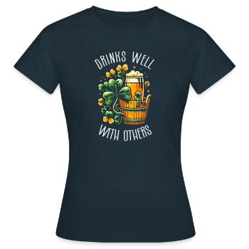 Se boit bien avec les autres Shamrock de la Saint-Patrick - T-shirt Femme - marine - Devant - AI Model Female 172 dark (172cm)