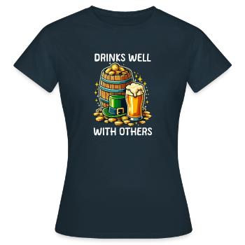 Se boit bien avec les autres Bière de la Saint-Patrick - T-shirt Femme - marine - Devant - AI Model Female 172 dark (172cm)
