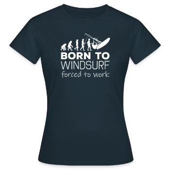 Né à la planche à voile forcé de travailler l'évolution - T-shirt Femme - marine - Devant - AI Model Female 172 dark (172cm)