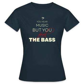 Man hört Musik, aber man spürt den Bass - Frauen T-Shirt - Navy - Vorne - AI Model Female 172 dark (172cm)