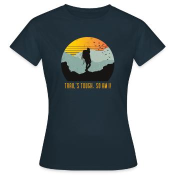 Der Trail ist hart, ich auch! - Wandern im Wald - Frauen T-Shirt - Navy - Vorne - AI Model Female 172 dark (172cm)