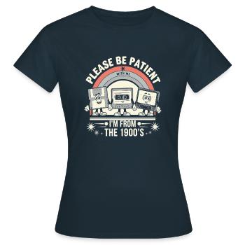 Sois patient avec moi, je suis des années 1900 - T-shirt Femme - marine - Devant - AI Model Female 172 dark (172cm)