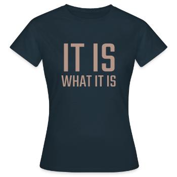 c’est ce que c’est - T-shirt Femme - marine - Devant - AI Model Female 172 dark (172cm)