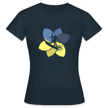 Planche de surf Surf Camp - T-shirt Femme - marine - Devant - AI Model Female 172 dark (172cm)