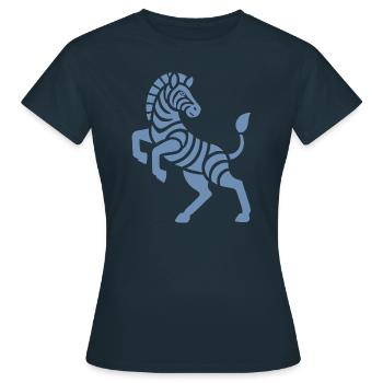 Zebra Silhouette Kunststück Minimal Design - Frauen T-Shirt - Navy - Vorne - AI Model Female 172 dark (172cm)