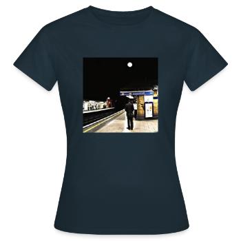 A lone train traveller waits at the platform - Women's T-Shirt - navy - Front - AI Model Female 172 dark (172cm)