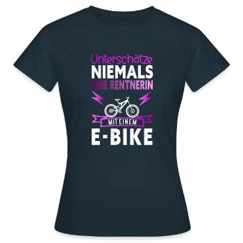 Unterschätze niemals eine Rentnerin mit Ebike - Frauen T-Shirt - Navy - Vorne - AI Model Female 172 dark (172cm)