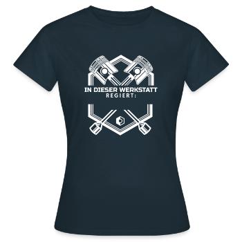 In dieser Werkstatt regiert - Frauen T-Shirt - Navy - Vorne - AI Model Female 172 dark (172cm)