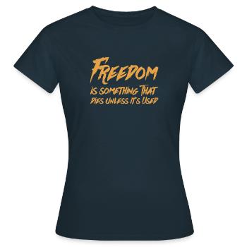 La liberté est quelque chose qui meurt à moins qu’elle ne soit utilisée - T-shirt Femme - marine - Devant - AI Model Female 172 dark (172cm)