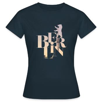 Berlin Elegante Schrift mit Skyline + Berliner Bär - Frauen T-Shirt - Navy - Vorne - AI Model Female 172 dark (172cm)
