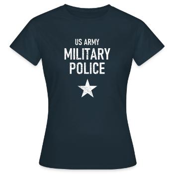 US Army - Military Police - Militär Polizei - USA - Frauen T-Shirt - Navy - Vorne - AI Model Female 172 dark (172cm)