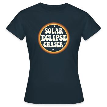 Solar eclipse chaser - Frauen T-Shirt - Navy - Vorne - AI Model Female 172 dark (172cm)