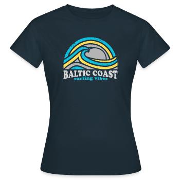 Design des vagues de la côte baltique – Bleu océan - T-shirt Femme - marine - Devant - AI Model Female 172 dark (172cm)