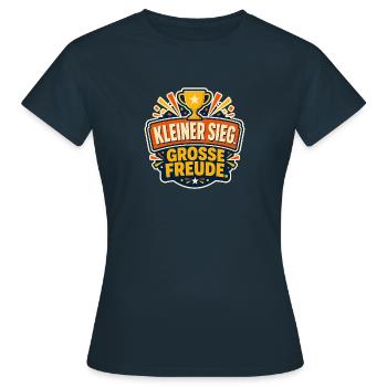 Kleiner Sieg Große Freude Trophy - Frauen T-Shirt - Navy - Vorne - AI Model Female 172 dark (172cm)