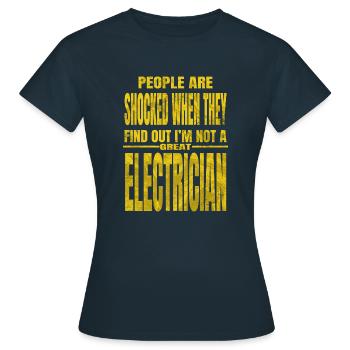 present electronics socket prop bday fun - Women's T-Shirt - navy - Front - AI Model Female 172 dark (172cm)