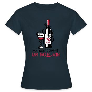 70 ans mature bouteille vin anniversaire - T-shirt Femme - marine - Devant - AI Model Female 172 dark (172cm)