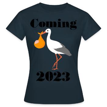 Bébé arrive en 2023, cigogne - T-shirt Femme - marine - Devant - AI Model Female 172 dark (172cm)