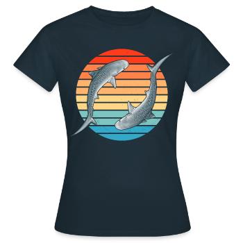 Requin tigre Coucher de soleil rétro - T-shirt Femme - marine - Devant - AI Model Female 172 dark (172cm)