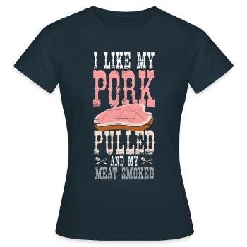 Barbeque I Like My Pork Pulled Smoked - Frauen T-Shirt - Navy - Vorne - AI Model Female 172 dark (172cm)
