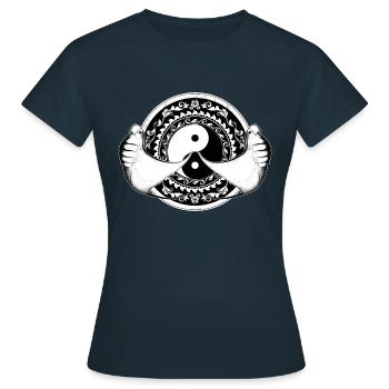 Yin Yang Mantarochen - Frauen T-Shirt - Navy - Vorne - AI Model Female 172 dark (172cm)
