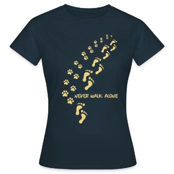 never walk alone dog - Frauen T-Shirt - Navy - Vorne - AI Model Female 172 dark (172cm)