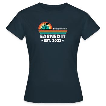 Examen d’infirmière 2023 - T-shirt Femme - marine - Devant - AI Model Female 172 dark (172cm)