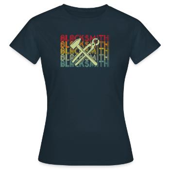 Chemise forgeron Métallurgiste Enclume Cutler - T-shirt Femme - marine - Devant - AI Model Female 172 dark (172cm)