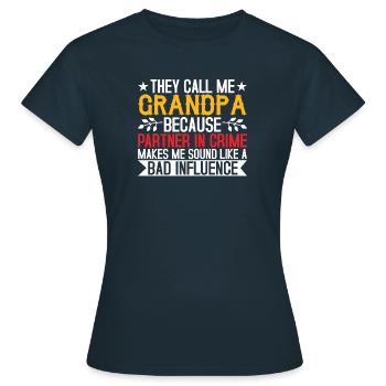 Opa der schlechte Einfluss - Frauen T-Shirt - Navy - Vorne - AI Model Female 172 dark (172cm)