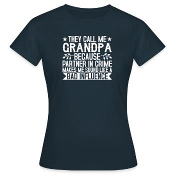 Opa der schlechte Einfluss - Frauen T-Shirt - Navy - Vorne - AI Model Female 172 dark (172cm)