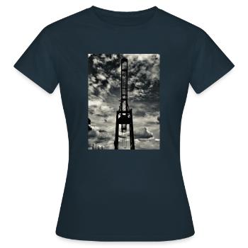 Port de Hambourg Grue - T-shirt Femme - marine - Devant - AI Model Female 172 dark (172cm)