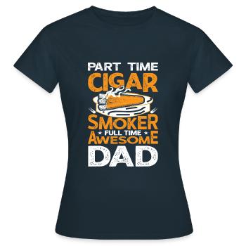 Cigar Smoker Dad Funny Cigar Smoking Father - Frauen T-Shirt - Navy - Vorne - AI Model Female 172 dark (172cm)