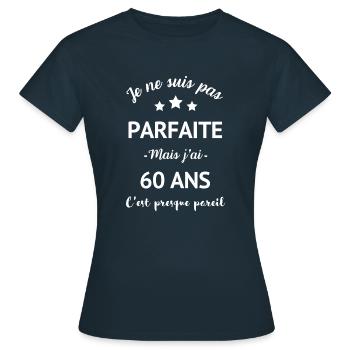 60 ans, cadeau anniversaire humour - T-shirt Femme - marine - Devant - AI Model Female 172 dark (172cm)
