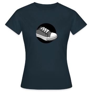 Chaussure de sport - en gris - idée cadeau - T-shirt Femme - marine - Devant - AI Model Female 172 dark (172cm)
