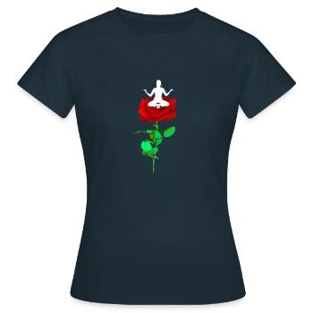 Danseur de yoga Namaste, sur rose rouge. - T-shirt Femme - marine - Devant - AI Model Female 172 dark (172cm)