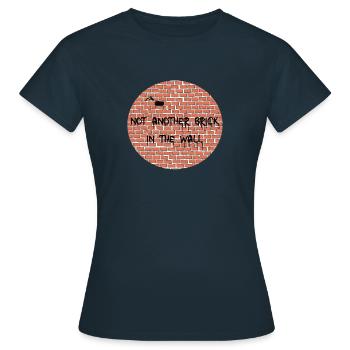 PAS SEULEMENT UNE AUTRE BRIQUE DANS LE MUR - T-shirt Femme - marine - Devant - AI Model Female 172 dark (172cm)